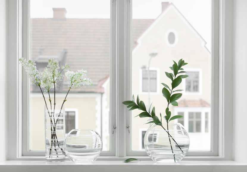 Den strama, minimalistiska enkelheten i designen mjukas upp av de suddiga, fritt flytande ränderna som sveper runt vasen, etsade på