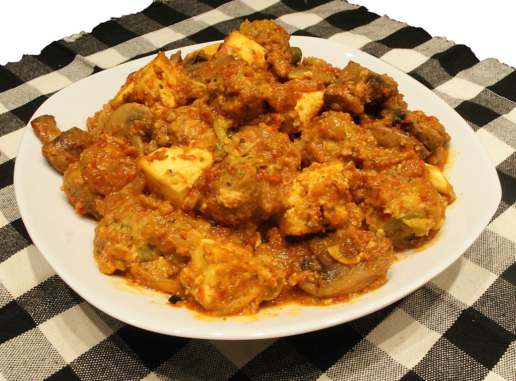 Serveras med ris. Foto: Selina Parvin Svamp och paneercurry Curry är en blandning av olika kryddor. Ursprungligen kommer blandningen från Indien och kallas för masala.