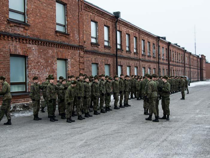 Första veckan som soldat Rekryterna får en mycket omfattande utbildning i allmänna militära färdigheter samtidigt som de förbereder sig för att ta emot sina anhöriga under det första veckoslutet.