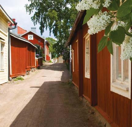 Under sommaren är Raseborg, liksom närbelägna Hangö, en populär turistort. Raseborg är också en betydande skolstad. I Raseborg finns bla. Yrkeshögskolan N o v i a.