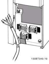 6. Så här installerar du FC 300 Design Guide Om detta inträffar kan det bli nödvändigt att bryta skärmen eller sätta en 100 nf-kondensator mellan skärmen och chassit.