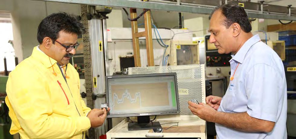 VERKSAMHETEN EN NY LÖSNING FÖR EFFEKTIVARE METALLBEARBETNING Himanshu Parekh (till höger) från Harsha Engineers och Ravi Gowdara från Sandvik Coromant granskar resultaten efter installation av