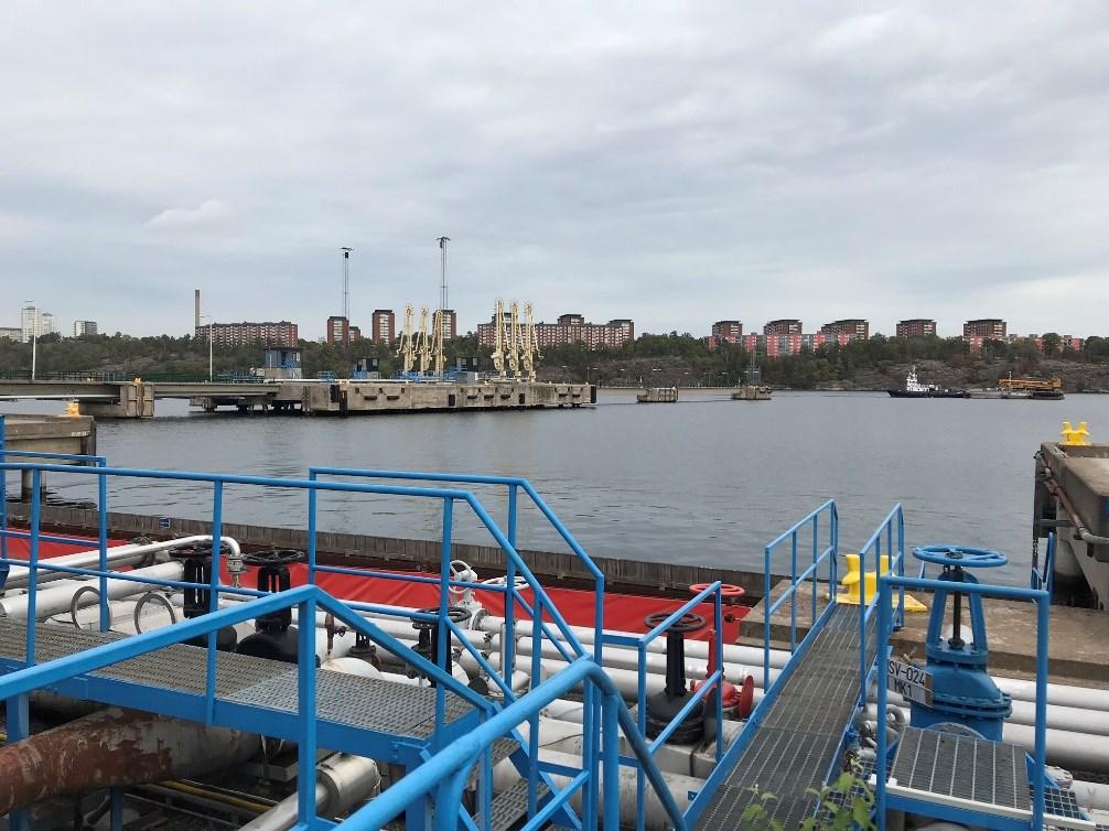 9 (16) Miljöarbetet inom företagen Stockholms hamn - oljehamnen Stockholms hamn - oljehamnen äger och ansvarar för kajer, lossningsutrustning samt en del av ledningsnätet.