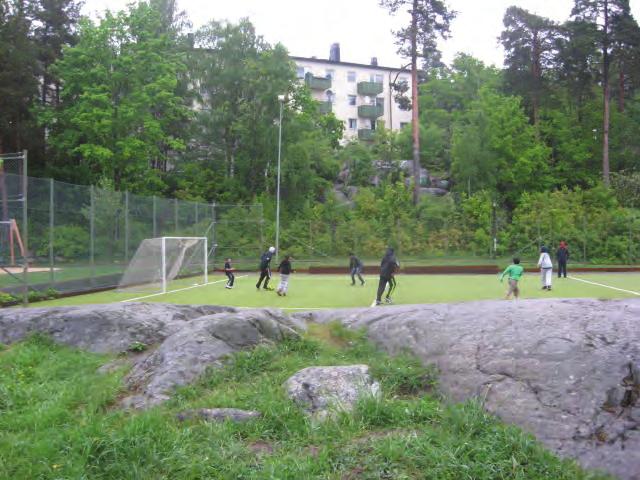 10. Parklek och fotbollsplan Går promenaden istället mot Rågsved centrum passeras först en liten