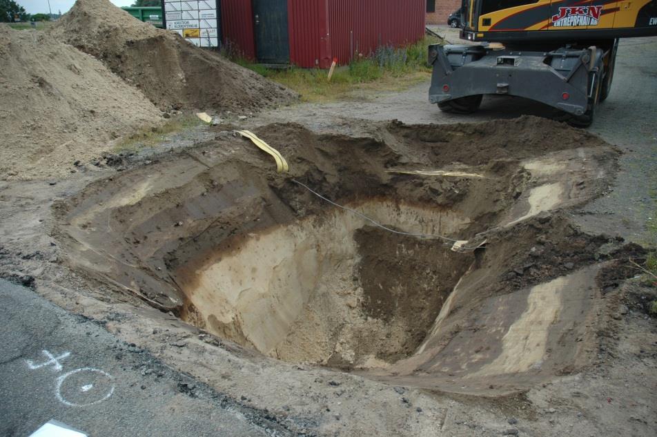 Schaktet var beläget öster om Åhusvägen. Det framkom ca 0,9 m med olika lager i den övre delen. Den översta delen bestod av moderna bärlager d. v. s asfalt, ca 0,1 m gul sand och under denna ca 0,20 0,25 m brun humus med småsten.