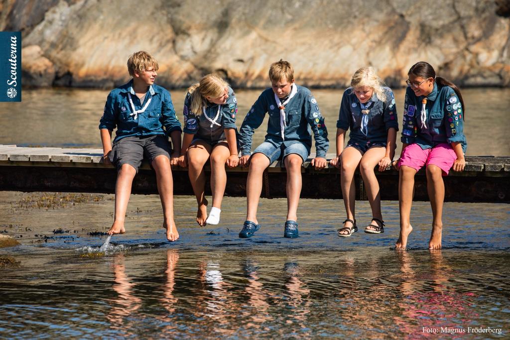 Scouting är läger, hajker, lekar och tävlingar, kvällar vid lägerelden och äventyr. I Sverige finns det fler än 70 000 scouter och i hela världen ungefär 65 miljoner scoutkompisar.