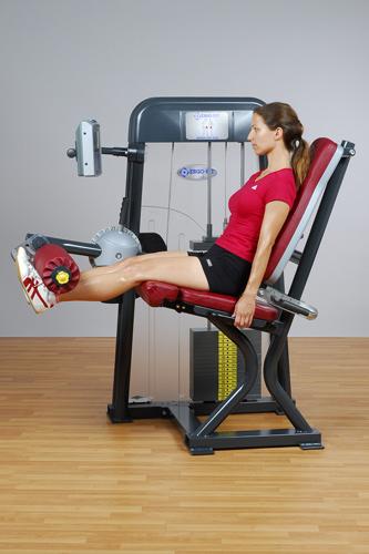 Träning 7.5.7 Lårmuskler 7.5.7.1 LEG EXTENSION 4000 Huvudmuskler som arbetar: M. quadriceps femoris Startposition Slutposition 1.