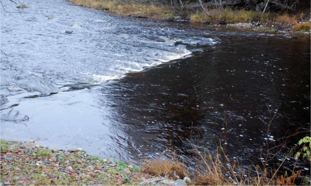 9(41) Återskapande av lekbottnar I strömpartier där det finns grus och mindre sten kvar i botten är det viktigt lägga ut lite större block för att få igång naturlig substratdynamik så att naturliga