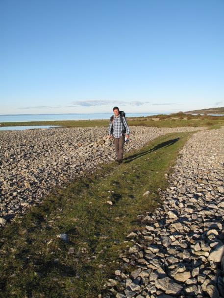 Du passerar Skansenbadets imponerande sandstrand. Längre västerut ändrar stranden karaktär. Från att tidigare varit sandbunden består den nu av sten. Håll ögonen öppna!