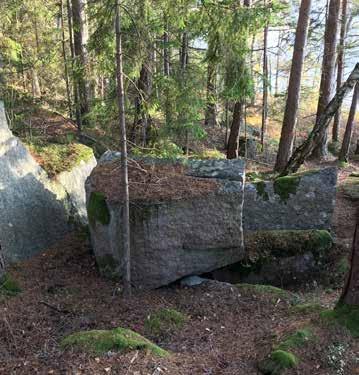 finns efter stenbrytning. Man ser många stenar med vassa kanter, skrotstenar som rester efter stenbrytning. Det är en fin utsikt mot Sandsbro och Villa Vik från klipphällarna.