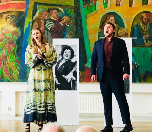 På Konserthuset i Stockholm visades en fotoutställning med bilder från Birgits många konserter där och även Birgits vackra klänning i guldlamé som hon hade då hon sjöng vid Nobelpristutdelningen på