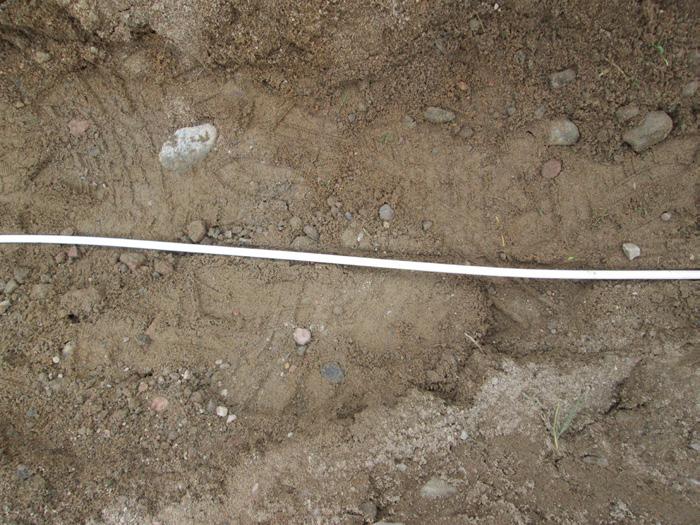 GRÄVNING UTANFÖR TOMTGRÄNS Inför er grävning bör ni tänka på att det ofta finns andra regler kring grävdjup, skydd och märkning vid grävning längs med vägar eller åkermark.