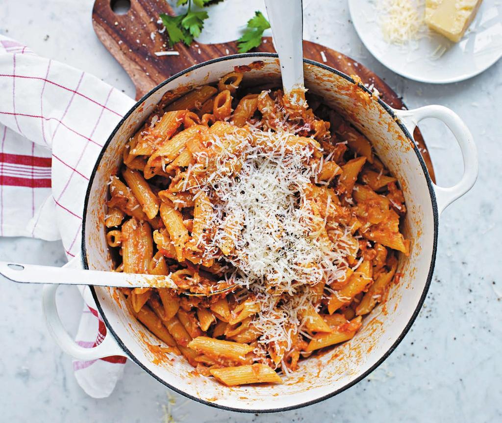 RECEPT 4 20 MIN 675 kcal/port. Energi från: Fett 19g Kolhydrater 103g Protein 22g Pasta med bacon och tomat Tomatig pastarätt med bacon och grädde.