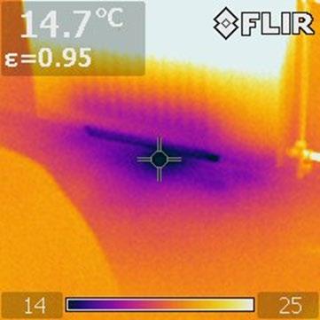 FX-system tar in uteluft genom fasaderna, exempelvis genom springventiler, uteluftventiler eller bakom radiatorerna. Risken är stor att detta skapar kallras och kalla golv som försämrar komforten.