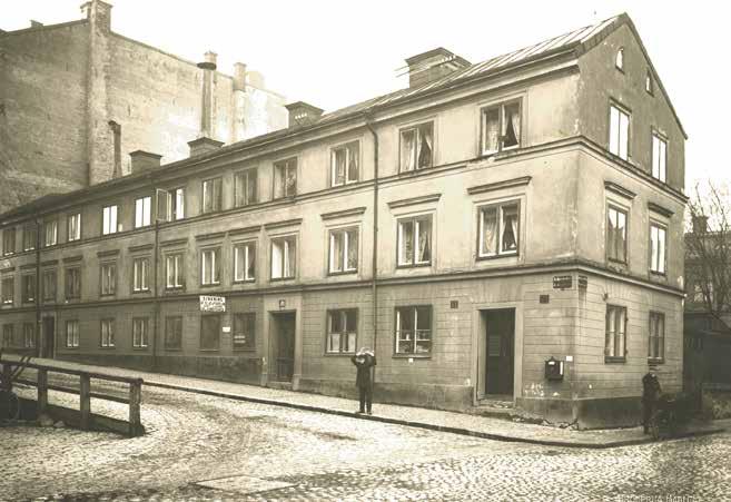 FOTO FRÅN 1906. DEN ÖSTLIGASTE DELEN AV HUSET ÄR ÄNNU INTE RIVEN. FOTO BRÖDERNA HARLING, SSM D6363. Byggnaden uppfördes i början av 1750-talet.