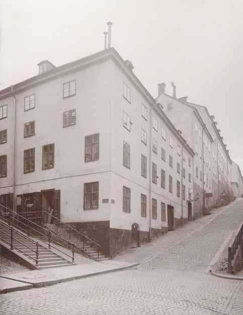 BYGGNADEN VID KORSNINGEN BRÄNNKYRKAGATAN/PUSTEGRÄND, ÅR 1904. FOTO ATELJÉ LARSSON. Fastigheten Stenbocken 6 representerar de näringsverksamheter som präglat och bedrivits på Mariaberget.