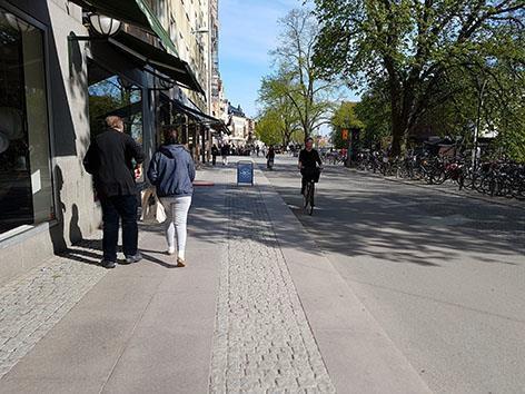Bilden är tagen från gångbanan längs Östra Ågatan mot söder. Foto: Elias Stålnacke 2017-05-18. Cykelbanan är asfalterad med undantag för sträckningen över Gamla Torget.