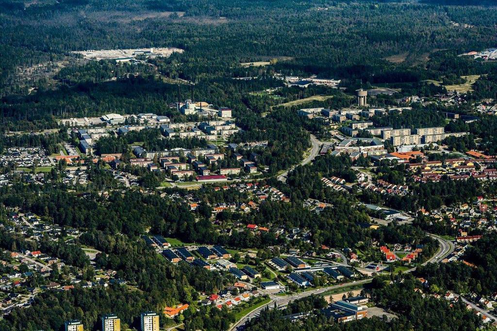 STUDIEOMRÅDE STUDIEOMRÅDE (RÖDMARKERAT) Beskrivning av området Stadsdelarna Dalaberg och Hovhult ligger på höjderna i nordöstra Uddevalla.
