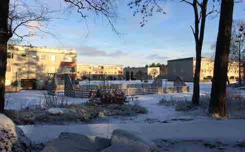 UPPGIFT stadsdel. Med många gröna ytor insprängda mellan bostadshusen och ett stort naturområde i direkt anslutning finns möjlighet att bli lokalt självförsörjande på t.ex. grönsaker.