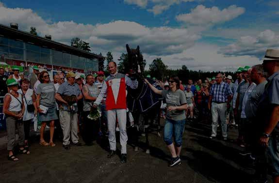 Henning Nygård /-p / p,g p - Uppf: Eriksson Sandra, Svanskog Äg: Eriksson Sandra, Svanskog Blå, rött bröstband och ärmrevär; blå Per Ludvig Nilsen (Sandra