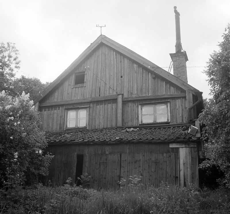 DET ÄLDRE BOSTADSHUSETS NORRA FASAD 1947, STRAX INNAN TILLBYGGNADEN UPPFÖRTS. FOTO: LENNART AF PETERSENS. SSMF037149.