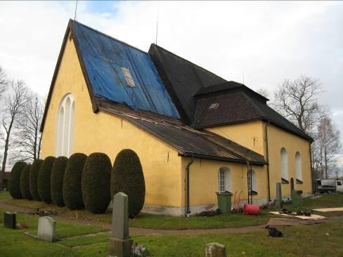 Figur 2. Sala sockenkyrka sedd från nordöst. Foto: Helén Sjökvist. Figur 3. Näbbspån på vapenhusets västra takfall med spår av tidigare använd stenkolstjära.