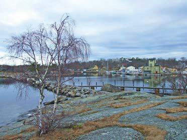 Väggaberg, Na 33 Udde vid Solskensviken, som främst består av block och klippor. En upptrampad stig leder från småbåtshamnen och ut till klipporna, som sommartid är populära för solbad.