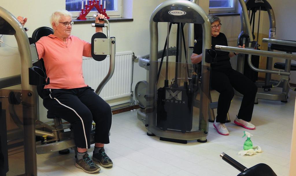 Gun Holm och Ulla Jonsson tycker om att träna på Å-gym. Träning och gemenskap i Ålem Det är aldrig för sent att börja träna.