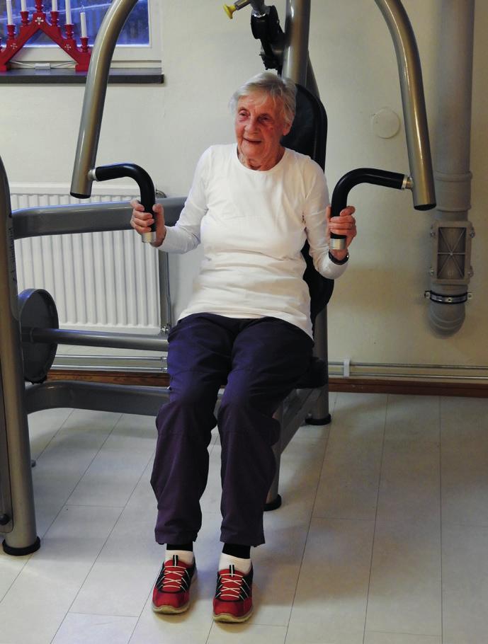 De är kinnor i olika åldrar och alla tränar de efter egen takt och förmåga. 85-åriga Si Johansson kämpar med att göra situps.
