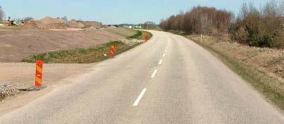 Från busshållplatsen finns varken gång- eller cykelbana österut längs Strandvägen.