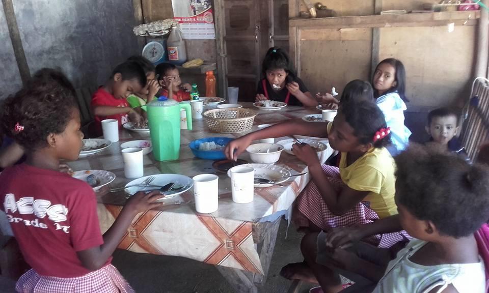 I Adlay fortsätter serveringen av skolmat varje skoldag. Vår personal kommer mellan 05.00-05.30 på morgonen och förbereder frukost till barnen som kommer i omgångar mellan 06.00-08.00. En av vår personal kommer från Mamanwastammen.