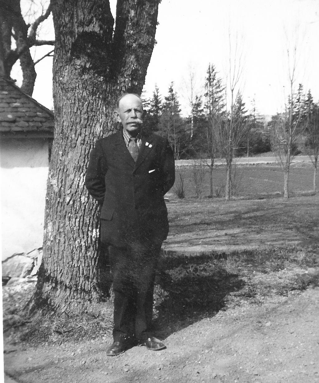1900-1907 Samtidigt med att Hanoksson flyttar till Grums, flyttar även Mauriz Magnusson med familj från Ånimskog gård, där han varit dräng hos Lars Magnusson, till Säm i Grums,.