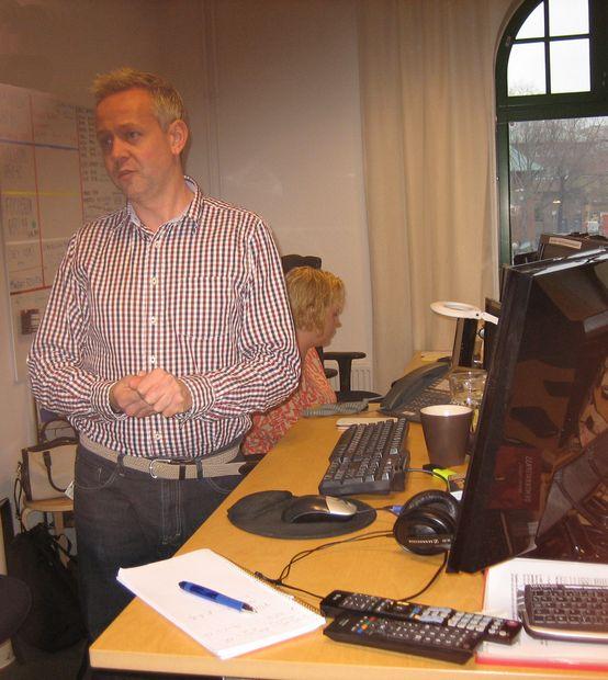 Niklas Lind för dagen webbredaktör, ser till att inslag kommer ut på webben