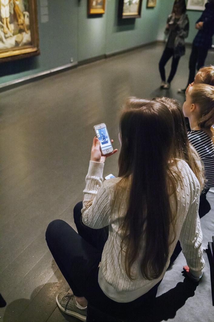 3. Då ni kommer till Ateneum Guidningen för Konsttestare börjar alltid vid en jämn timme. Var på plats i tid. Lämna rockar och ryggsäckar i förvaringen vid biljettförsäljningen.