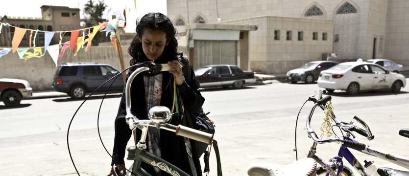 BOKNINGSNR:1115 DEN GRÖNA CYKELN Ålder: Barntillåten Saudiarabien l 2012 l Arabisk dialog med svenska undertexter l 98 min SYNOPSIS Tio-åriga Wadjda drömmer om en underbar grön cykel men i