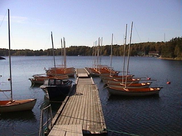 Under lägret genomförs också, om vädret tillåter, en eller flera långseglingar med övernattning i tält. LÄGRETS LEDARE Ansvarig för varje läger är en kurschef (KC).