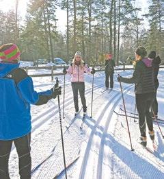 vacker utsikt över Ullfjärden. Vintertid finns ett belyst skidspår med dubbla klassiska spår och ett skatespår. Den 2,1 kilometer långa slingan är särskilt uppskattad för att den går genom skogsmiljö.