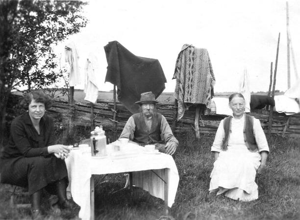 Hålltorps kvarn 1942 med boendebyggnader rivna 1939-1940 Bild från Helena Bromér, 2014, dotter till Iris Bromér, född Ohlsson. Dotter till Karl Ohlsson, Storekullen. På bilden längst till höger.