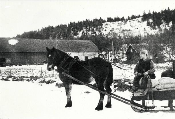 1859 skrevs för första gången mjölnare i en bostad vid kvarnen. 1899 byggdes en helt ny kvarn. Framför kvarnen går själva bäckfåran som låg mellan kvarnbyggnaden och lägenhetens övriga bebyggelse.