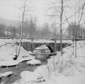 Hålltorps kvarndamm på 1930 talet. Dammen låg ovanför landsvägsbron c:a 250 m från kvarnen.