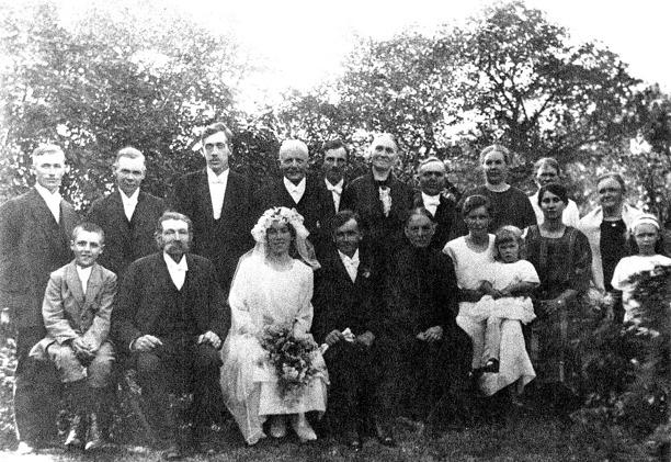 Bröllopet på midsommarafton i Hålltorps kvarn 1924 Bild 2013 från Bengt Jonsson, son till brudparet, född 1931 i Ivarstorp Foto från bröllopet midsommarafton 1924 taget vid Hålltorps kvarn i