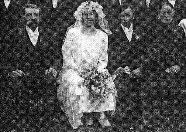 2. Arvid Pettersson, Godsägare på Hålltorp, född i Varnhem 1870 den 12/2 på fotot i en ålder av 54 år 3. Hugo Sköld (Oskars systers Esters make), järnvägstjänsteman, Stenstorp 4. Kjellander, Lundby 5.