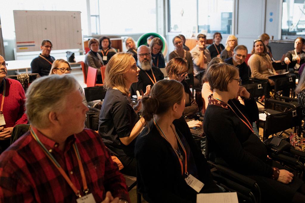 Diskussion vid workshoppen Flytta föremål. Foto: Linnea Ronström.