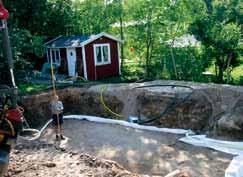 En pool blir till 1. mätning och schaktning. och mätning igen. 1. MÄTNING OCH SCHAKTNING, OCH MÄTNING IGEN Det finns noll utrymme för att göra fel vid schaktningen inför poolbygget.