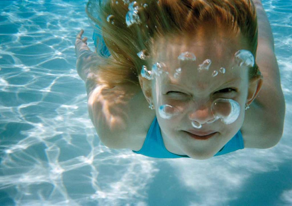 Välkommen ner i vattnet Få platser kan som en pool ge så ögonblickliga känslor av att här vill jag vara. En pool bjuder på så mycket. Här stressar du ner efter jobbet.