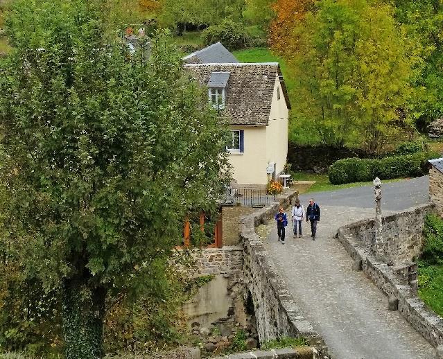 Leden fortsätter på skogsstigar ner mot byn Belvezet och dess slottsruin från 1200-talet och sedan vidare ner mot Lotdalen och dagens slutmål, Saint- Chély-d Aubrac.