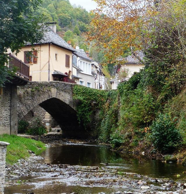 Via Podiensis, Aumont-Aubrac - Conques, 7 nätter 3(6) vackra broar från 1200-talet och det är liv och rörelse på gatorna med butiker och restauranger.