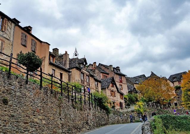 I Estaing ser tiden ut att ha stått stilla i 500-600 år. I Estaing finns också en av Frankrikes minsta vingårdar samt det imponerande slottet Château Estaing som välkomnar pilgrimer på långt håll.