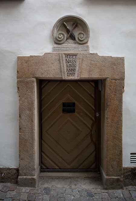 PORTALEN TILLKOM 1747 DÅ ÄGAREN; STENHUGGAREN LARS HIORTENBERG, LÄT RENOVERA FASTIGHETEN. VINDRAGAR- LAGETS EMBLEM I STEN OVANFÖR TILLKOM SEDAN LAGET ÖVERTAGIT FASTIGHETEN. FOTO: I. JOHANSSON, SSM.