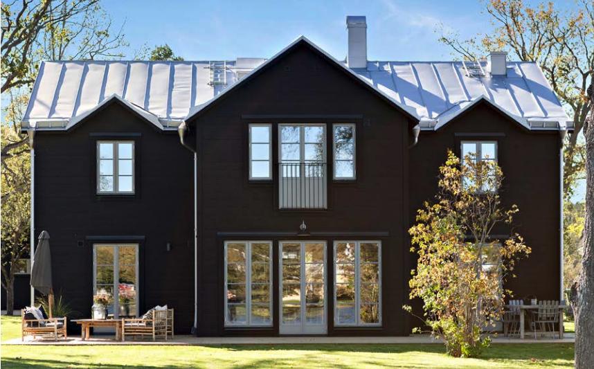 Bolaget har sitt huvudkontor och tillverkning i Borlänge, Dalarna. Sen 2017 erbjuder Svenska Husgruppen smart insida genom en smarta hem lösning från Compare-IT.